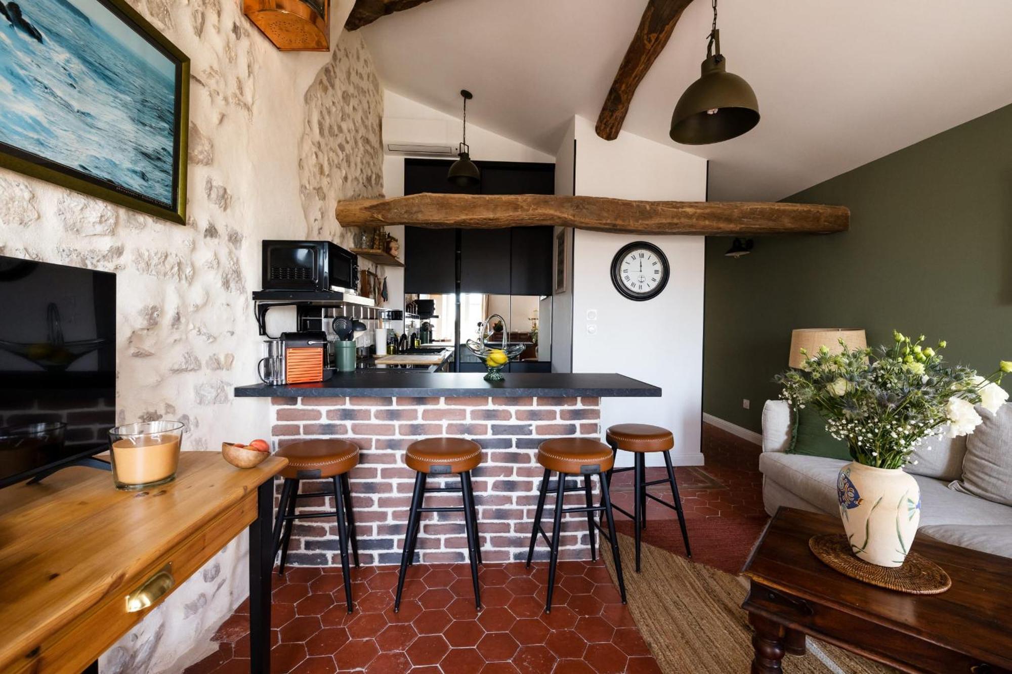 06by2 Beautiful Renovated With Terrace Apartment