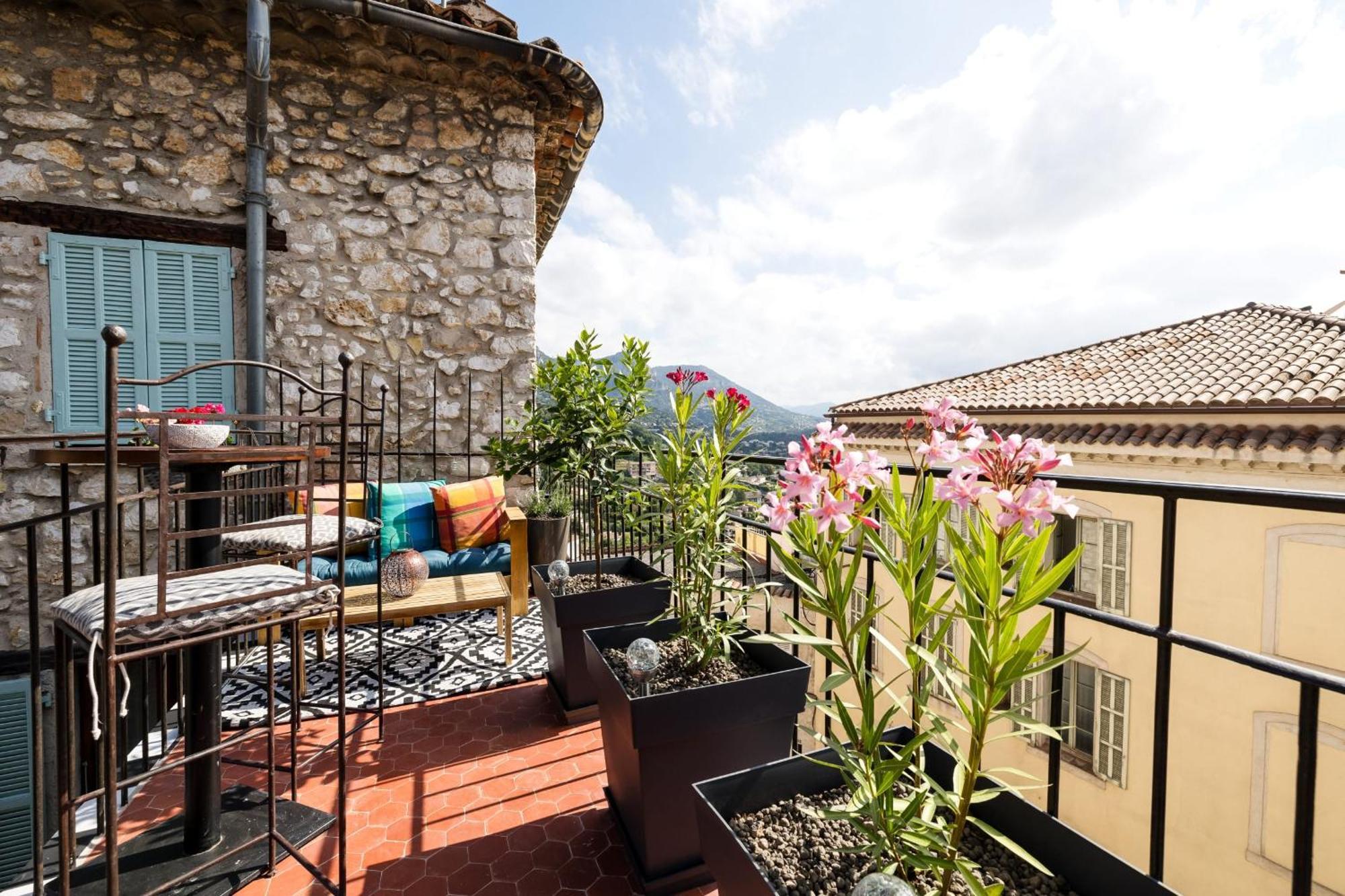06by2 Beautiful Renovated With Terrace