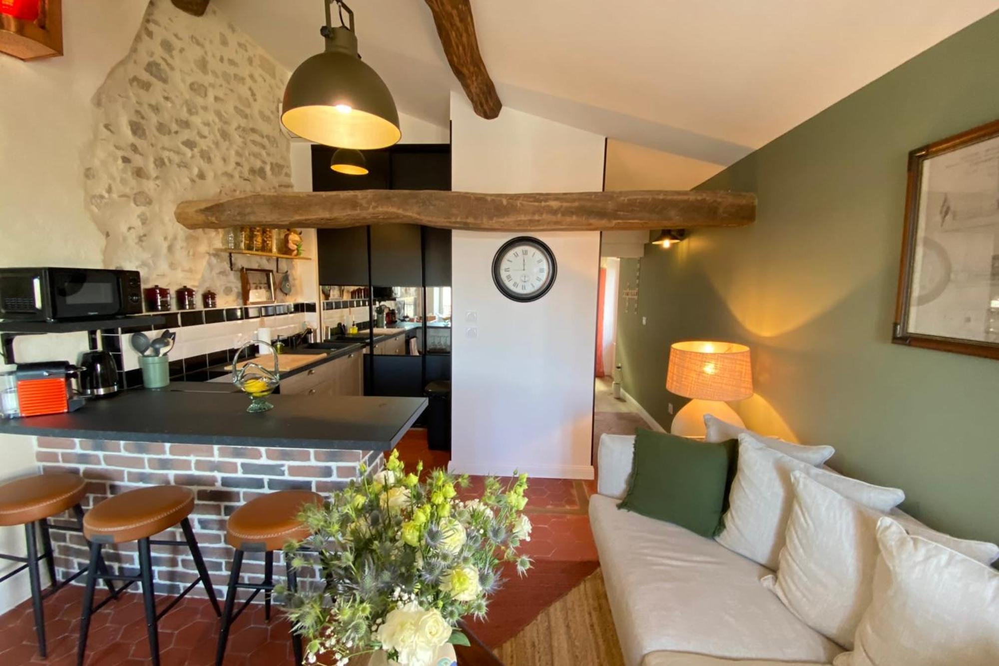 06by2 Beautiful Renovated With Terrace Apartment *