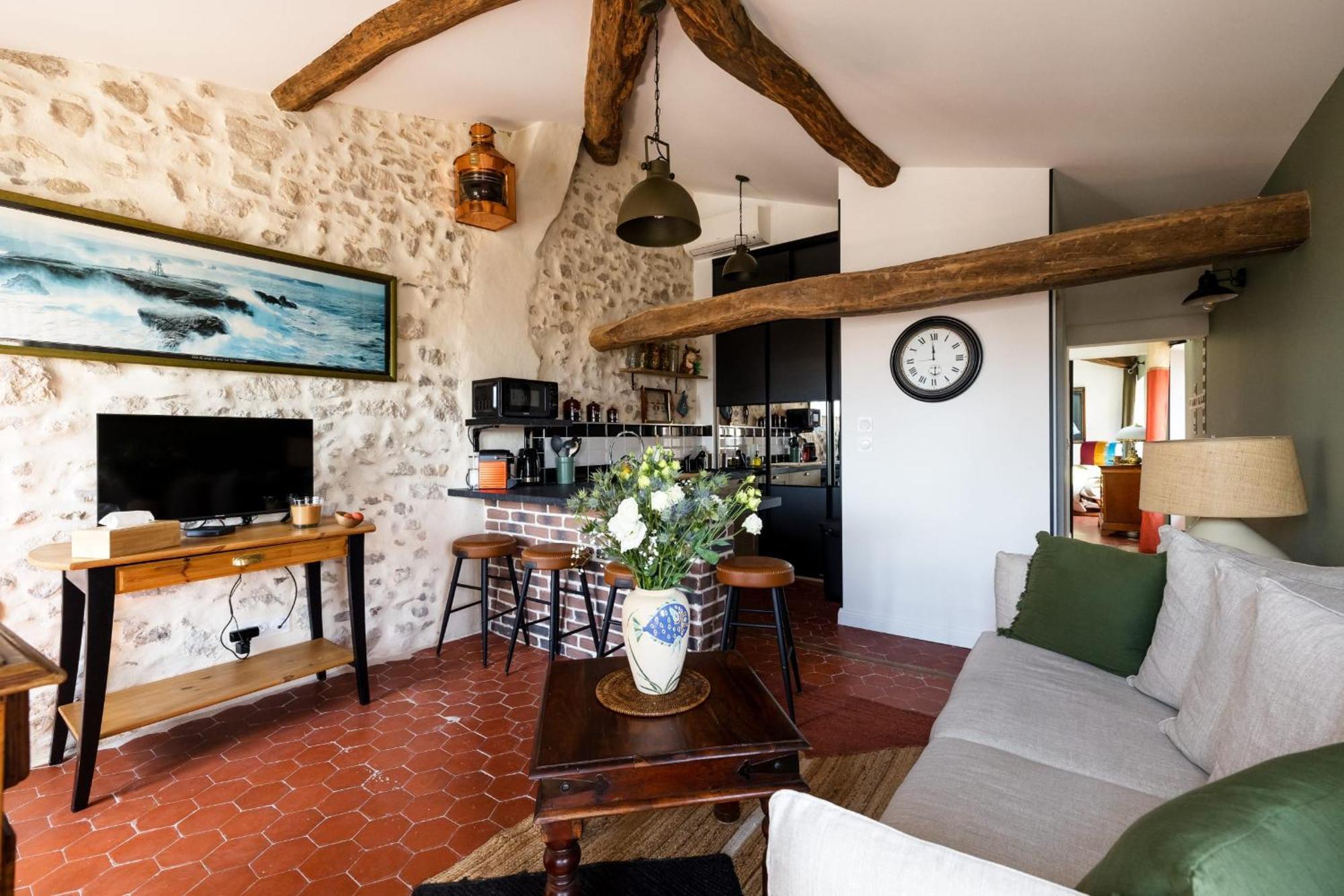 06by2 Beautiful Renovated With Terrace Apartment *