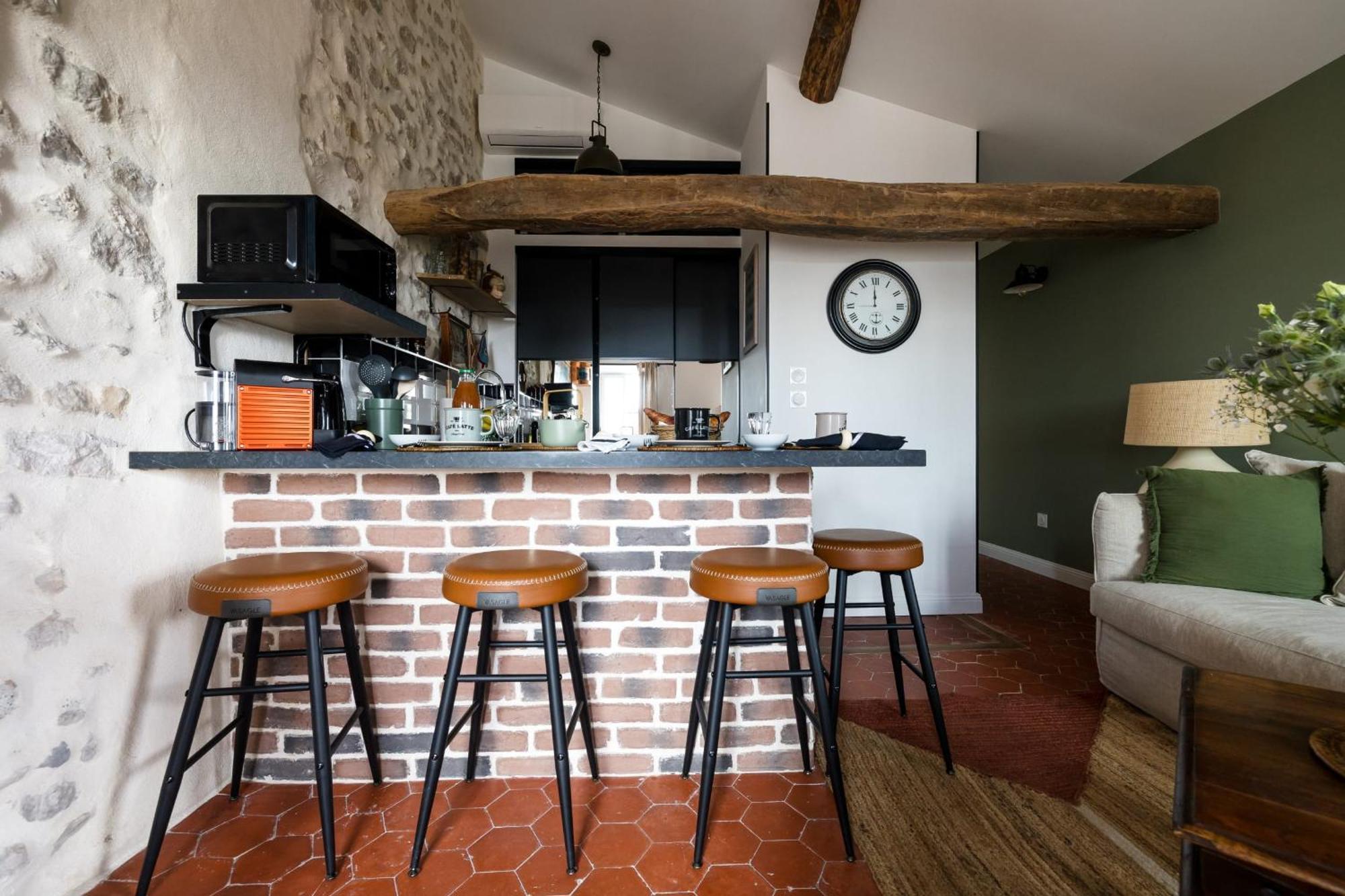 06by2 Beautiful Renovated With Terrace Apartment *