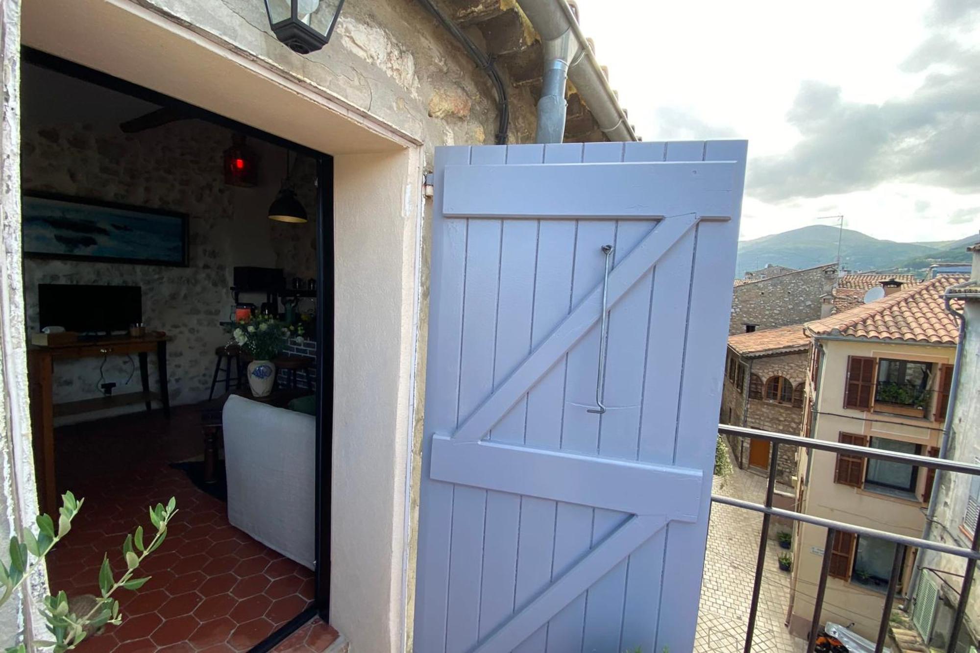 06by2 Beautiful Renovated With Terrace Apartment